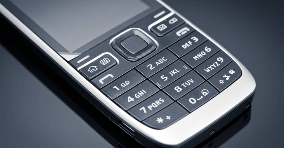klasyczny telefon komórkowy z klawiaturą