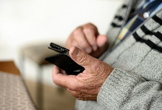 jaki telefon dla osoby starszej wybrać?