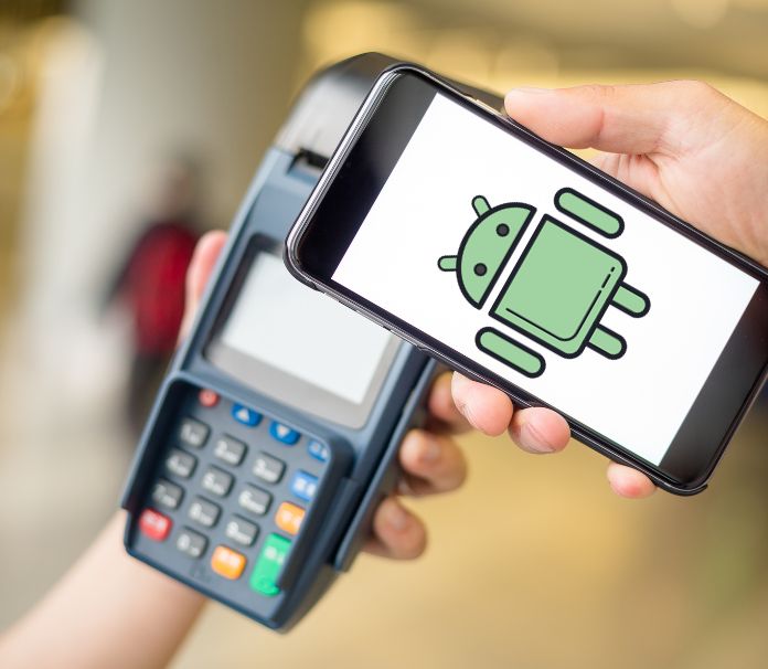 Płatność zbliżeniowa telefonem z Androidem przyłożonym do terminala płatniczego